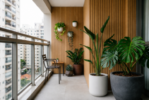 Varanda pequena com jardim exótico minimalista criando profundidade visual através de plantas em diferentes alturas